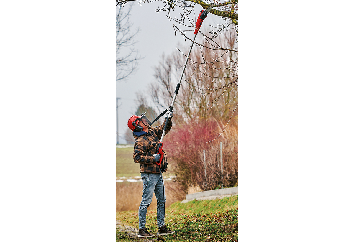 Απεικονίζεται άνδρας να κόβει κλαδιά δέντρου με το κονταροπρίονο.